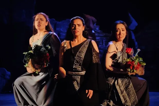 مسرحية «مرايا إليكترا» (الشرق الأوسط)