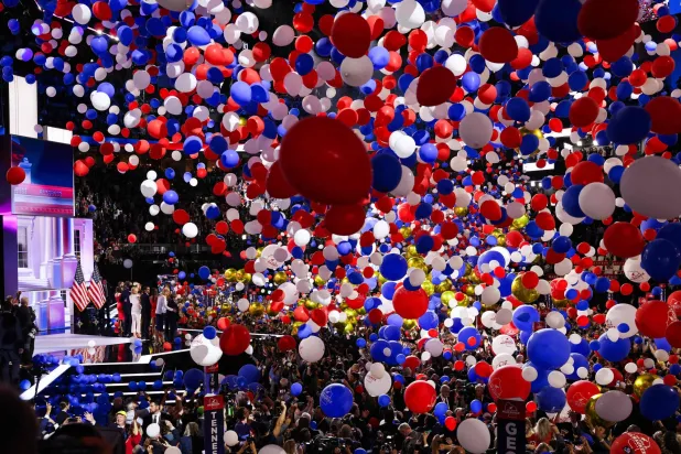 البالونات تتساقط بعد قبول ترمب رسمياً ترشيح «الحزب الجمهوري» له مجدداً في «المؤتمر الوطني» في ويسكونسن (أ.ف.ب)