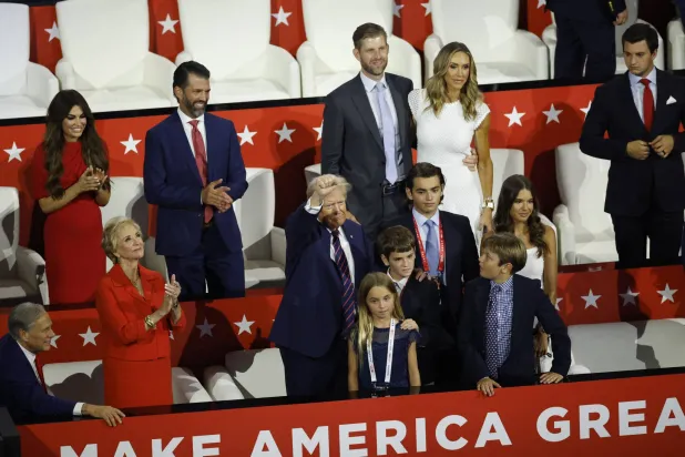 دونالد ترامپ به همراه اعضای خانواده خود (رويترز)