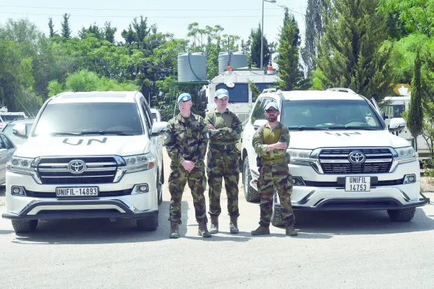 عناصر في قوات «يونيفيل» خلال مشاركتهم في حماية اليوم الطبي لمساعدة العائلات النازحة إلى مدينة صور (إ.ب.أ)