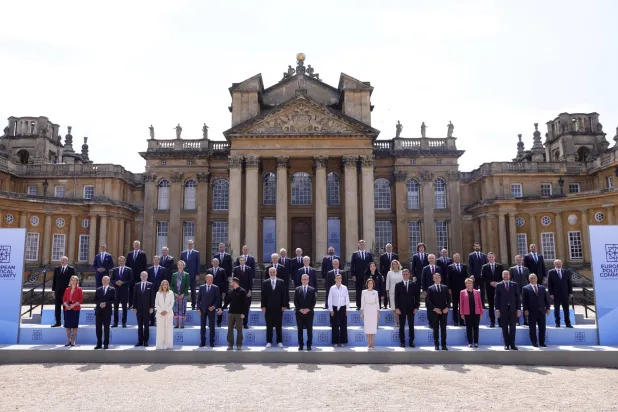 ستارمر يتوسط ضيوف القمة الأوروبية (إ.ب.أ)