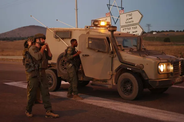 قوات إسرائيلية تغلق طريقاً في الجولان السوري المحتل بعد سقوط صواريخ «حزب الله» (إ.ب.أ)