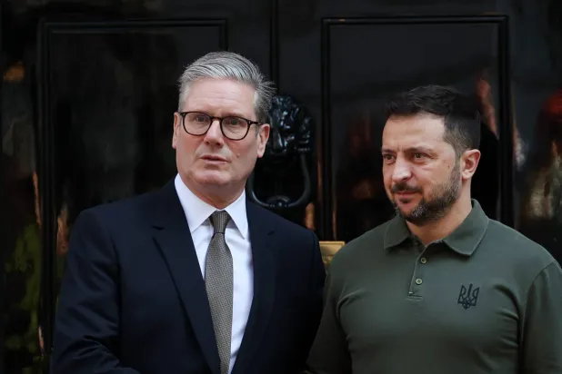 كير ستارمر مع ضيفه زيلينسكي أمام 10 داونينغ ستريت بلندن (إ.ب.أ)