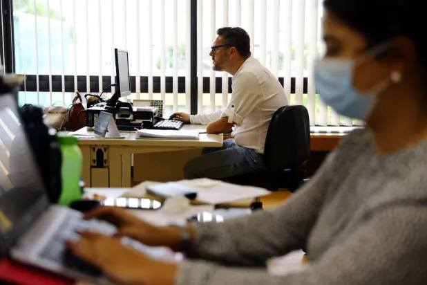 كيفية تحسين العلاقات في مكان العمل (رويترز)