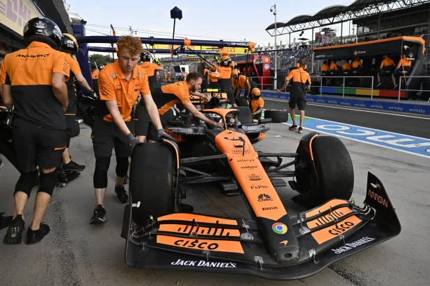 لاندو نوريس سائق ماكلارين الأسرع في التجارب الحرة الثانية بالمجر (أ.ب)