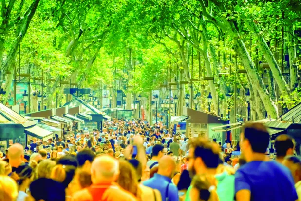 زحمة سياح غير عادية في برشلونة (شاترستوك)