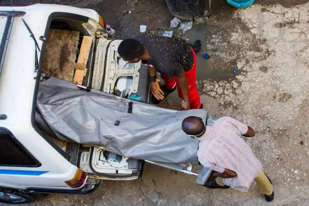 نقل جثمان شخص في بور أو برنس توفي بمرض السل في 9 يوليو 2024 (إ.ب.أ)