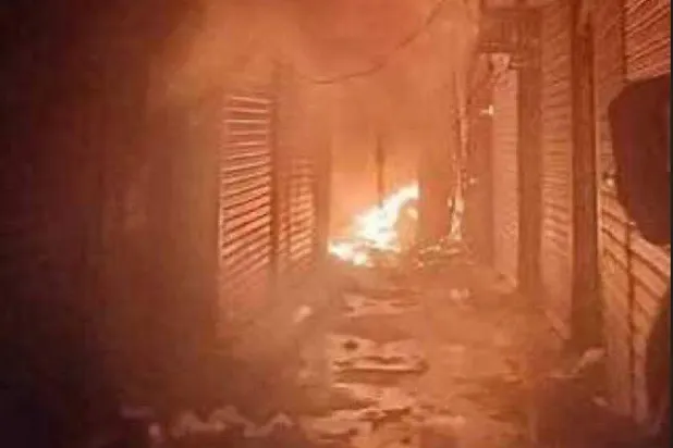 جانب من الحريق الذي نشب في حارة اليهود بالعاصمة المصرية القاهرة (وسائل إعلام محلية)