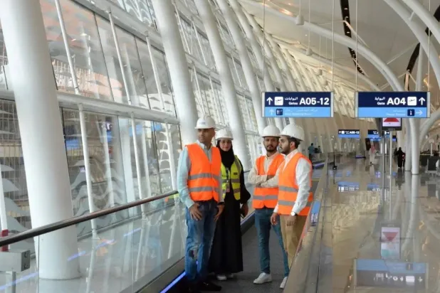 مهندسون سعوديون يعملون ضمن مشروع مطار الملك عبد العزيز الدولي الجديد بمحافظة جدة (الشرق الأوسط)