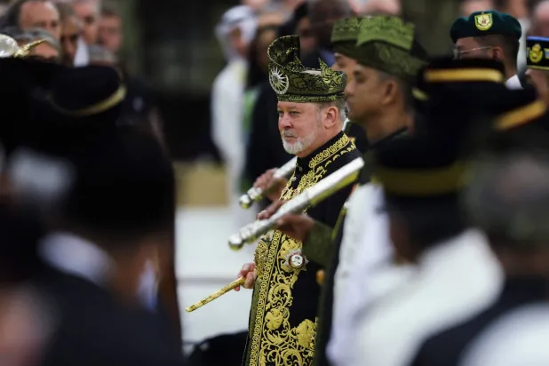 جانب من مراسم تتويج الملك إبراهيم سلطان إسكندر (أ.ف.ب)