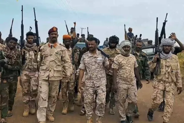 HDK komutanlarından Bişi (ortada) Sennar ilindeki bir askeri operasyon sırasında (HDK’ya yakın internet siteleri)