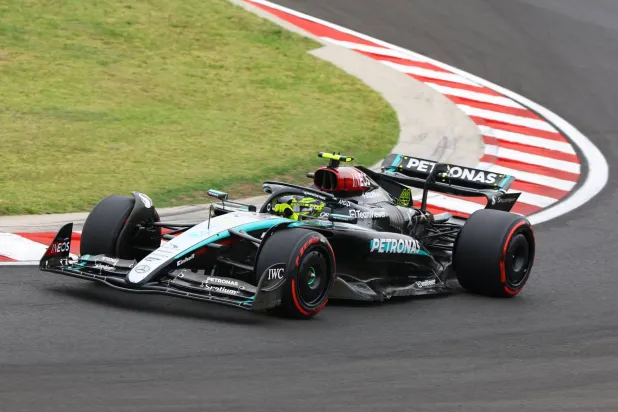 لويس هاميلتون سائق مرسيدس خلال خوضه التجارب التأهيلية لسباق جائزة المجر الكبرى (رويترز)
