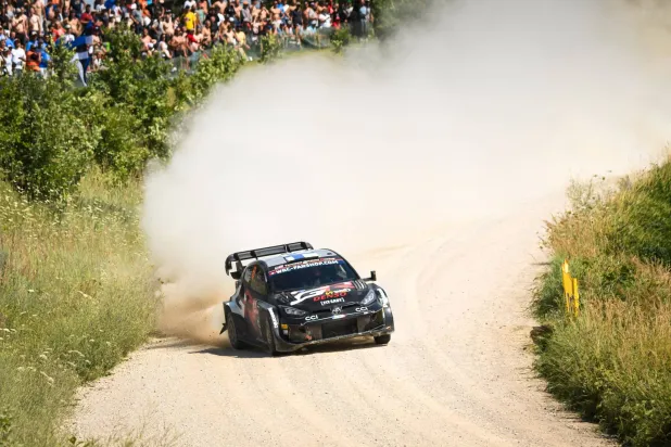 كاله روفانبيرا خلال المشاركة في رالي لاتفيا (أ.ف.ب)