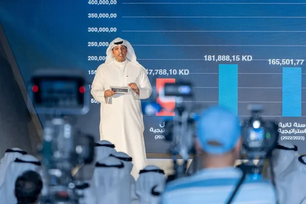 وزير الإعلام والثقافة عبد الرحمن المطيري خلال استعراضه الاستراتيجية الجديدة للوزارة الأحد (كونا)