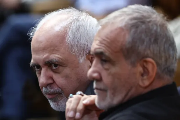 الرئيس المنتخب مسعود بزشكيان وحليفه محمد جواد ظريف على هامش اجتماع للجنة التوجيهية المكلفة بإدارة المرحلة الانتقالية (إرنا)