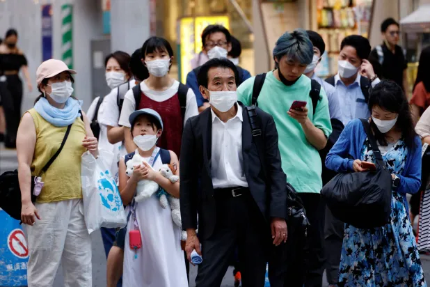 كبار السن وضعاف المناعة معرضون بشكل خاص للمتغيرات الفرعية الجديدة للفيروس (أرشيفية - رويترز)