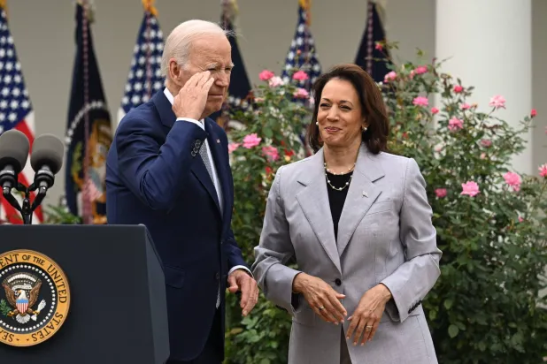 بايدن وهاريس في حديقة الورود بالبيت الأبيض سبتمبر 2023 (أ.ف.ب)