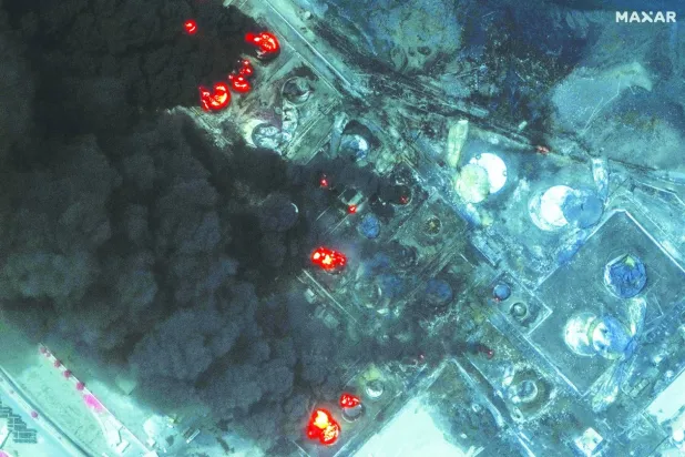 İsrail hava saldırılarının ardından Hudeyde limanında yanan petrol tanklarının uydu görüntüsü (AFP)