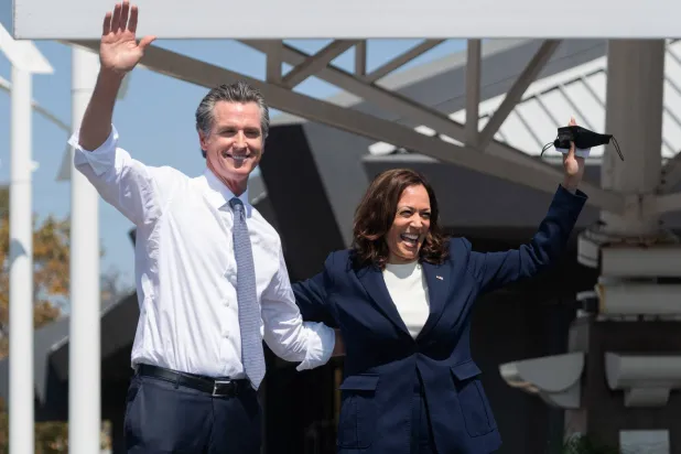 نائبة الرئيس الأميركي كامالا هاريس وحاكم ولاية كاليفورنيا غافين نيوسوم (أ.ف.ب)