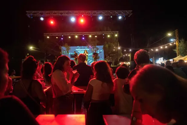 جانب من أماكن السهر في بلدة ضهور الشوير بجبل لبنان (أ.ف.ب)