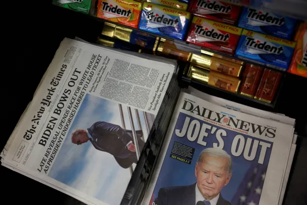نسخ من صحف اليوم التالي لإعلان الرئيس الأميركي جو بايدن أنه سيتخلى عن ترشحه للانتخابات الرئاسية القادمة في مدينة نيويورك الاثنين (رويترز)