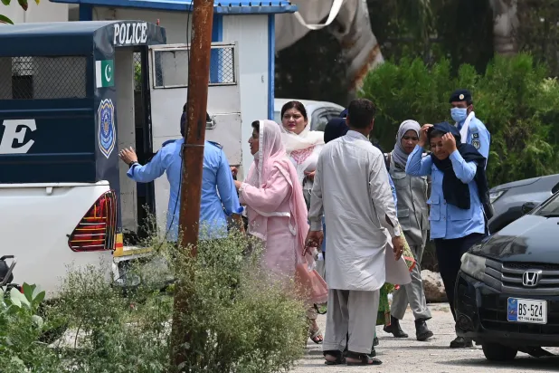 ضابطات شرطة يعتقلن عاملات في مقر حزب «إنصاف» بإسلام آباد بعد مداهمة أمنية الاثنين (أ.ف.ب)