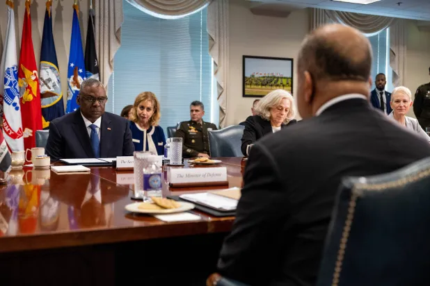 وزير الدفاع الأميركي لويد أوستن يجري مباحثات مع نظيره العراقي ثابت العباسي في واشنطن أغسطس العام الماضي (البنتاغون)