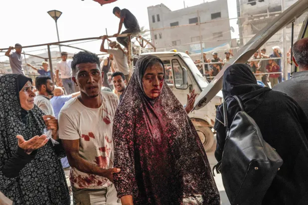 مصابة فلسطينية تتجه إلى مستشفى ناصر في خان يونس يوم الاثنين بعد قصف إسرائيلي شرق المدينة (أ.ف.ب)