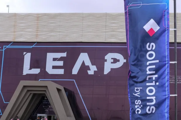 صورة من معرض «ليب 24» المقام بالعاصمة السعودية الرياض يظهر بها شعار شركة «سلوشنز» (إكس)