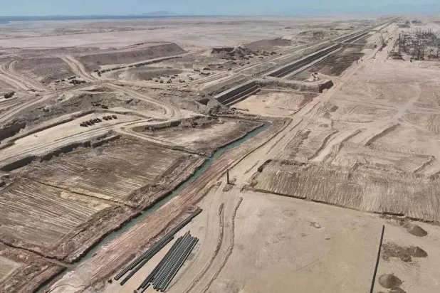 منطقة "نيوم" السعودية ويظهر استمرار أعمال البناء في إحدى المشاريع العملاقة (الشرق الأوسط)