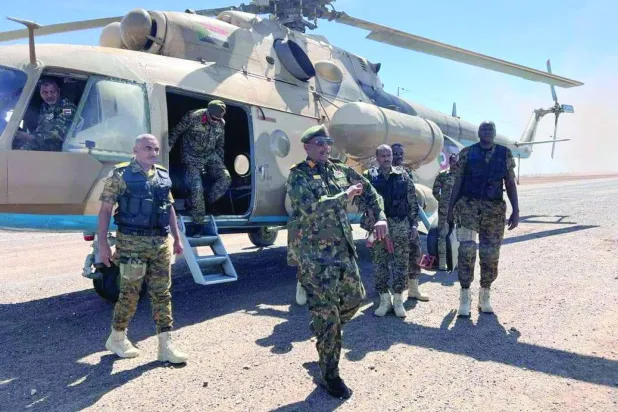 Sudan Ordu Komutanı Orgeneral Abdulfettah el-Burhan, ülkenin doğusundaki kuvvetlerini ziyaret ederken (Arşiv - SUNA)