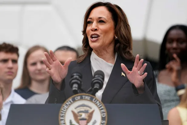 نائبة الرئيس الأميركي كامالا هاريس تلقي كلمة في أول ظهور علني لها منذ انسحاب الرئيس جو بايدن من سباق الرئاسة 2024 في الحديقة الجنوبية للبيت الأبيض (رويترز)