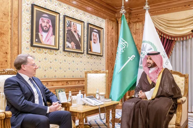 الأمير خالد بن سلمان خلال لقائه في مكتبه بالرياض السفير الفرنسي لودوفيك بوي (وزارة الدفاع السعودية)