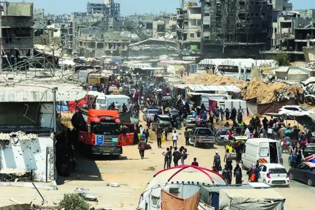 Dün (pazartesi) Han Yunus'un doğusundan ayrılan Filistinliler (DPA)