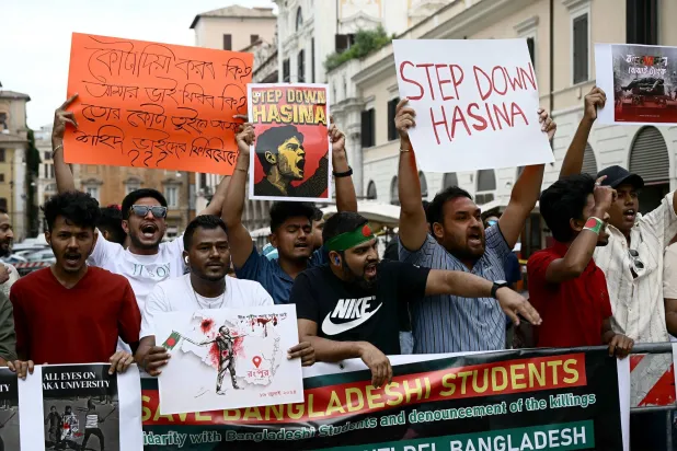 طلاب من بنغلاديش يشاركون في مظاهرة لمطالبة الحكومة بإنهاء حملة القمع ضد المتظاهرين الذين يعارضون نظام حصص تخصيص الوظائف المثير للجدل (أ.ف.ب)