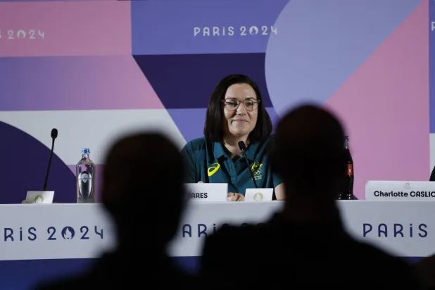 آنا ميريس رئيسة بعثة أستراليا خلال حديثها لوسائل الإعلام (رويترز)