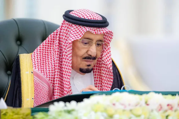 خادم الحرمين الشريفين مترئساً جلسة مجلس الوزراء التي عُقدت في جدة (واس)