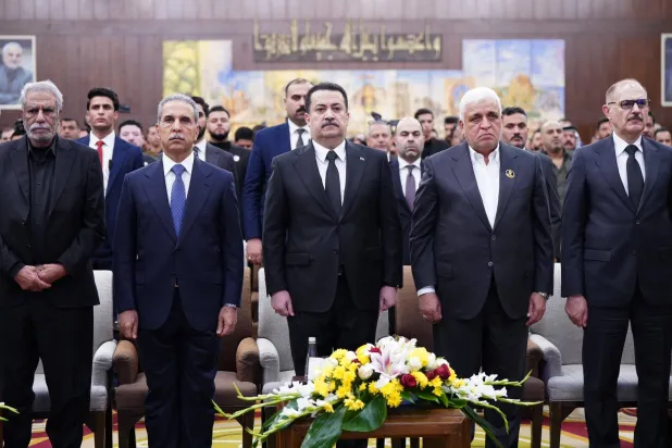 رئيس الحكومة العراقية يتوسط رئيس «الحشد الشعبي» فالح الفياض (يمين) ورئيس مجلس القضاء فائق زيدان (أ.ف.ب)