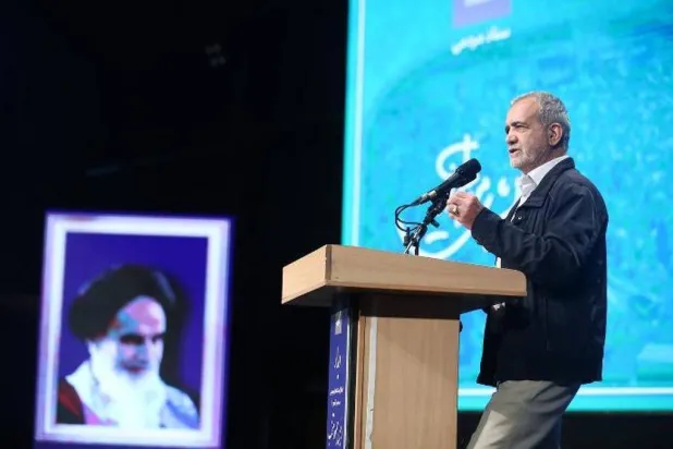 بزشكيان يلقي خطاباً أمام مسؤولي حملته الانتخابية اليوم (جماران)