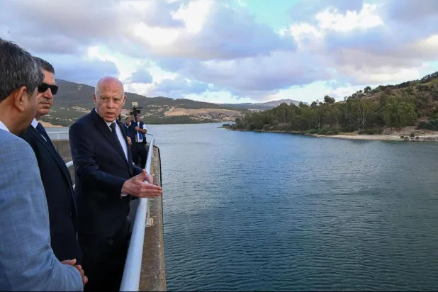 سعيد في زيارة غير معلنة لكبرى السدود الممتلئة حيث اتهم «شبكات إجرامية» بتعطيل مؤسسات توزيع المياه وتصنيع الكهرباء (موقعا رئاستَي الجمهورية والحكومة في تونس)