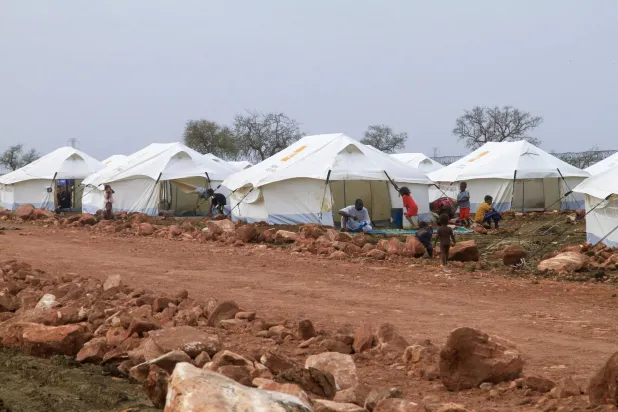 مخيم للسودانيين النازحين داخلياً من ولاية سنار في منطقة الهوري بمدينة القضارف شرق السودان في 14 يوليو 2024 (أ.ف.ب)
