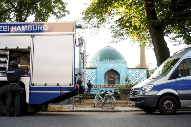 Alman polisi bugün Hamburg'da, İmam Ali Camii'nin de bulunduğu İslam Merkezi'ne baskın düzenledi. (DPA)