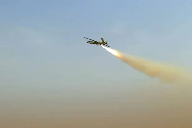 صورة منشورة من المركز الإعلامي لـلحوثيين في اليمن يوم 23 يوليو 2024 تظهر النموذج الجديد لطائرة من دون طيار تابعة لجماعة الحوثي المتمردة المدعومة من إيران والتي يطلق عليها اسم «يافا» وهي تحلق في مكان غير معلوم باليمن (أ.ف.ب)