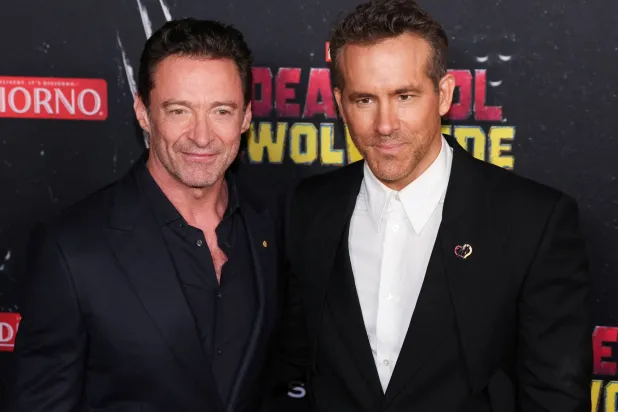 نجما هوليوود الممثلان ريان رينولدز (يمين) وهيو جاكمان ضمن ترويجهما لفيلم «ديدبول وولفرين» في نيويورك (رويترز)