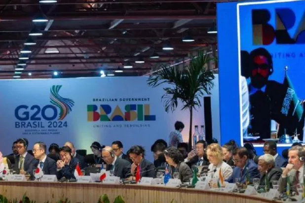 الإبراهيم متحدثاً خلال جلسة «معالجة الفجوات والتعاون الثلاثي» في البرازيل (الشرق الأوسط)