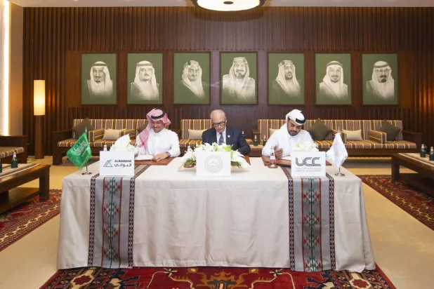 جانب من مراسم توقيع العقد (الشرق الأوسط)