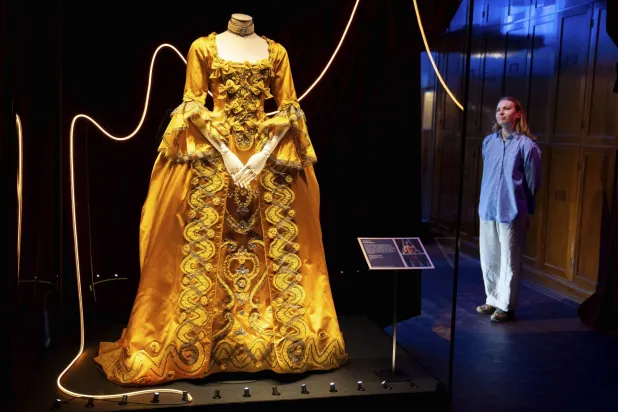 فستان بطراز فيكتوري في معرض «تايلور سويفت... كتاب الأغاني» في متحف فيكتوريا آند ألبرت (أ.ب)