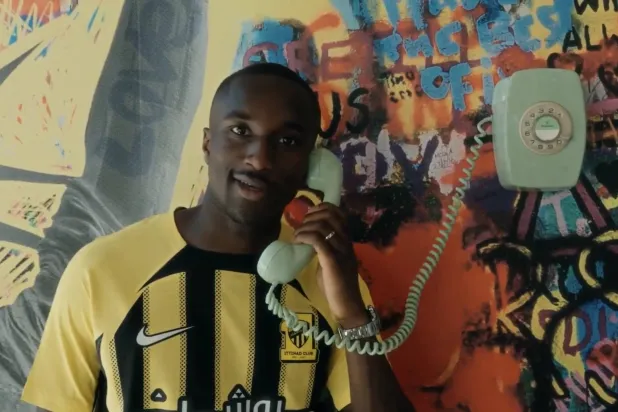 موسى ديابي لحظة تقديمه في مقطع فيديو بقميص ناديه الجديد (نادي الاتحاد)