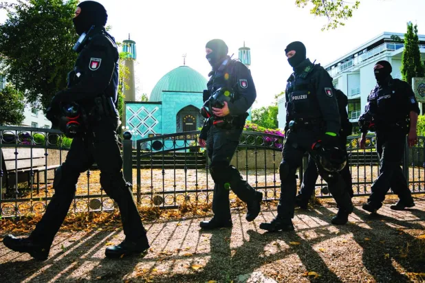 Alman polisi dün baskın düzenlediği Hamburg'daki "İslami Merkez"in önünde (AP)