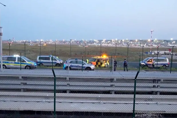 عناصر من الشرطة ينتشرون بالقرب من مدرج مطار فرانكفورت في ألمانيا (د.ب.أ)